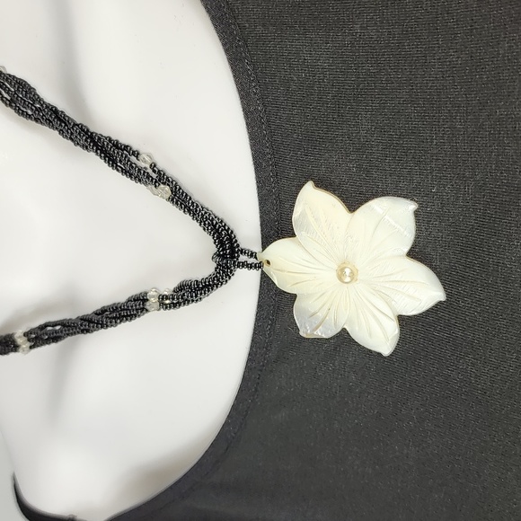 Mother of Pearl Flower Necklace with Black Beads 18" - Picture 4 of 4